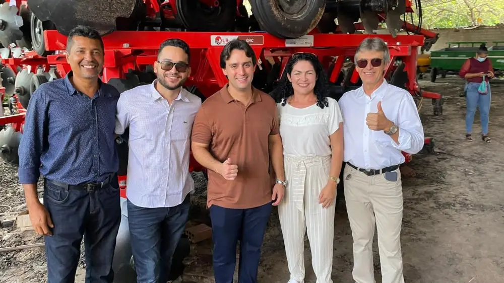 Prefeito recebe implementos agrícolas
