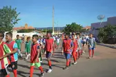 Alunos das escolas municipais se dirigindo ao ginásio poliesportivo (Foto: Ascom)