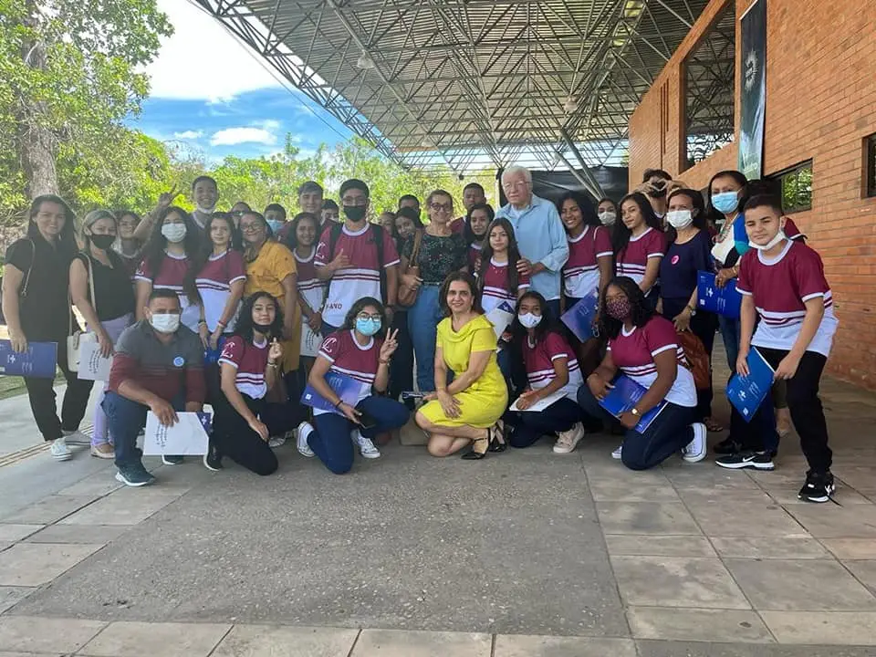 Secretária de educação Lêda Maria com os alunos da U. E. Clarindo Lopes.