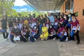 Secretária de educação Lêda Maria com os alunos da U. E. Clarindo Lopes. (Foto: Ascom)