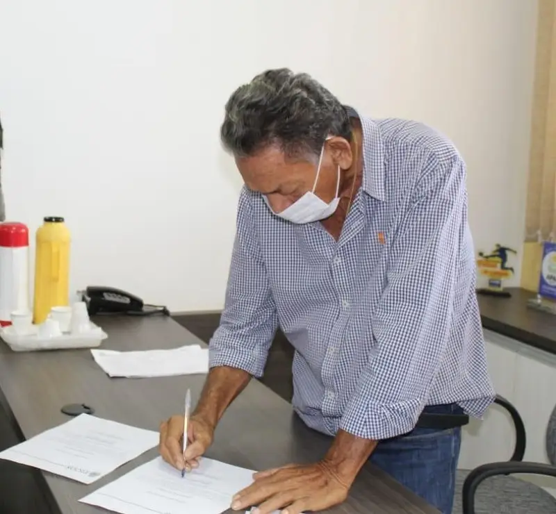 Prefeito Gil Paraibano efetivou o pagamento da 1ª parcela do 13º. (Foto: Isael Pereira).