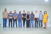Prefeito Genival Bezerra ao lado da primeira-dama Leda Maria, vereadores e do contador Lucas e da assessora de gabinete Antônia Fortes (Foto: Ascom)