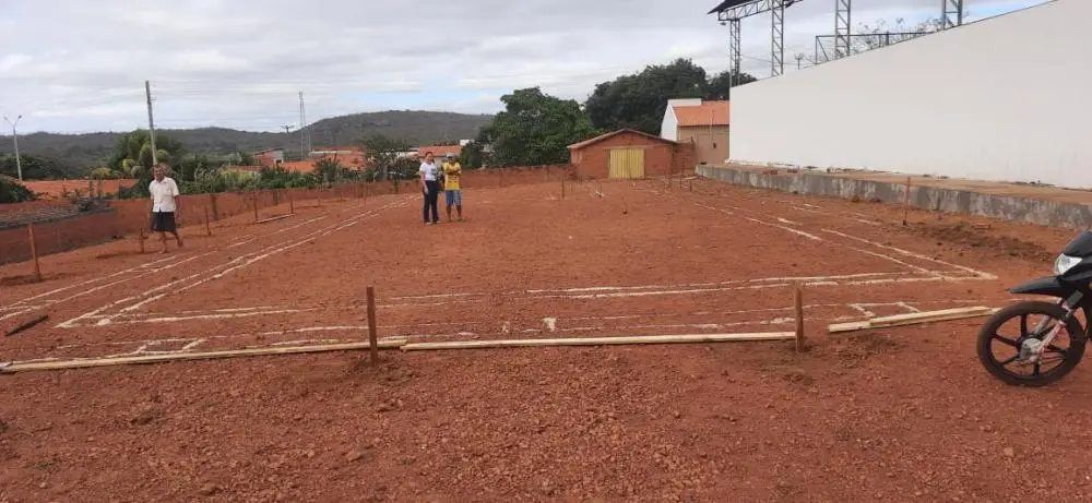 Secretária visitando obras da academia