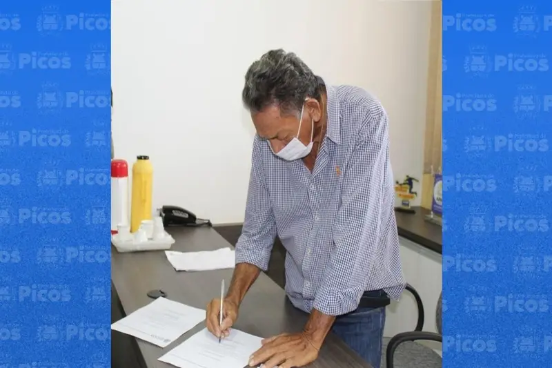 Prefeito de Picos, Gil Paraibano, aplica novo piso salarial para ACS e ACE (Foto: Isael Pereira)