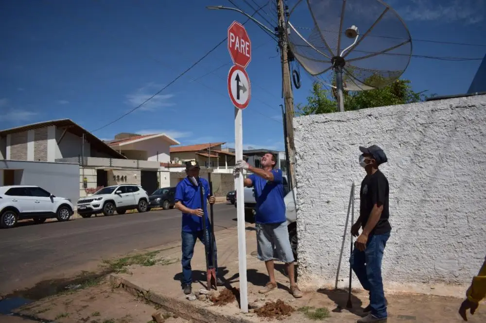 As placas que se encontram apagadas ou danificadas estão sendo trocadas por novas (Foto: Maria Ivonete)