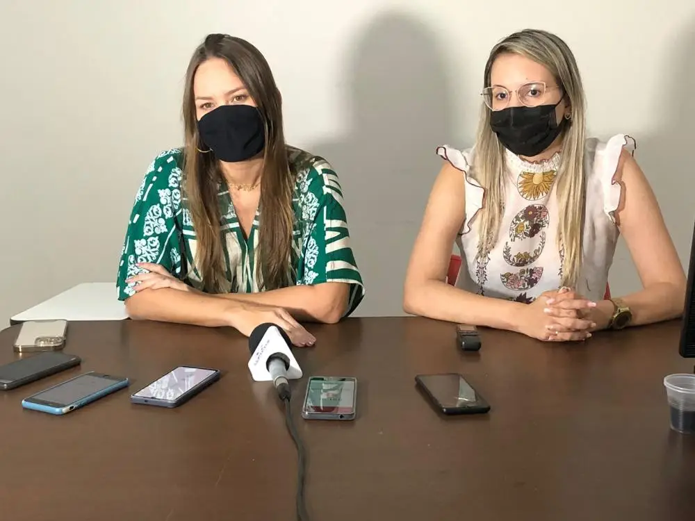 Secretária de Saúde, Tatiane Gil e Coordenadora de Imunização, Mariana Fontes explicaram como se dará o funcionamento das campanhas de vacinação (Foto: Isael Pereira)